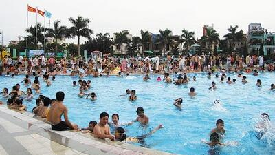 Đi bơi mùa hè, chuyên gia khuyến cáo tránh tác hại khủng khiếp của nước bể bơi