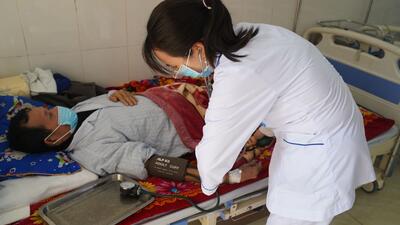 Nữ điều dưỡng yêu nghề