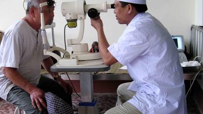 Khám, tư vấn cách phòng, điều trị các bệnh về mắt cho nhân dân