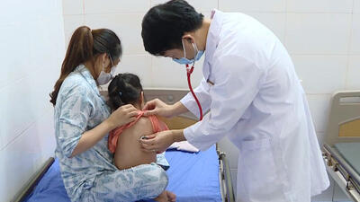 Thời tiết giao mùa -  trẻ em mắc bệnh về hô hấp nhập viện gia tăng