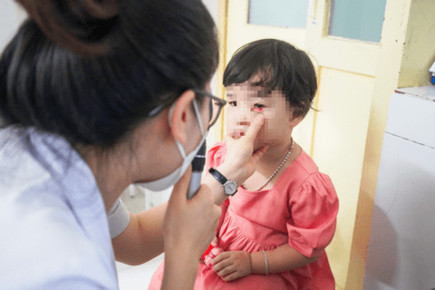 Đau mắt đỏ gia tăng, Bộ Y tế yêu cầu giám sát, phát hiện sớm ổ dịch, không để thiếu thuốc