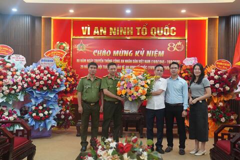 Trung tâm Kiểm soát bệnh tật tỉnh Hưng Yên chúc mừng Ngày truyền thống Công an nhân dân Việt Nam