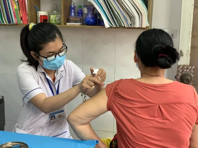 TP.HCM kéo dài đợt cao điểm tiêm vaccine phòng COVID-19 - Ảnh 1.