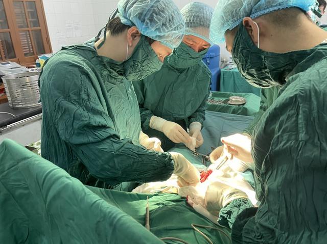 Y tế huyện đảo Bạch Long Vĩ, Hải Phòng: Phẫu thuật thành công ca viêm ruột thừa ngày thứ 3  - Ảnh 1.