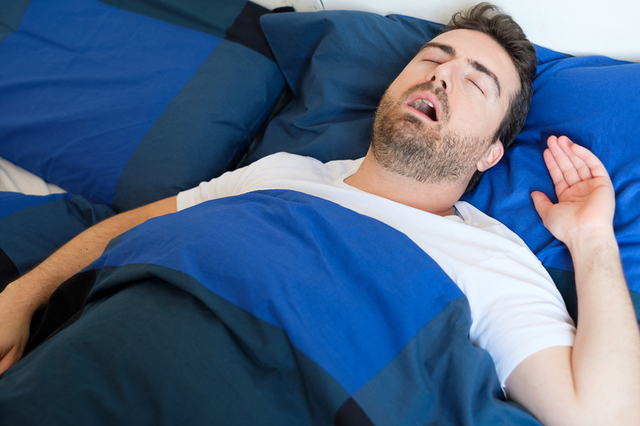 Ngừng thở khi ngủ có thể liên quan đến lão hóa não, sa sút trí tuệ và đột quỵ - Ảnh 2.