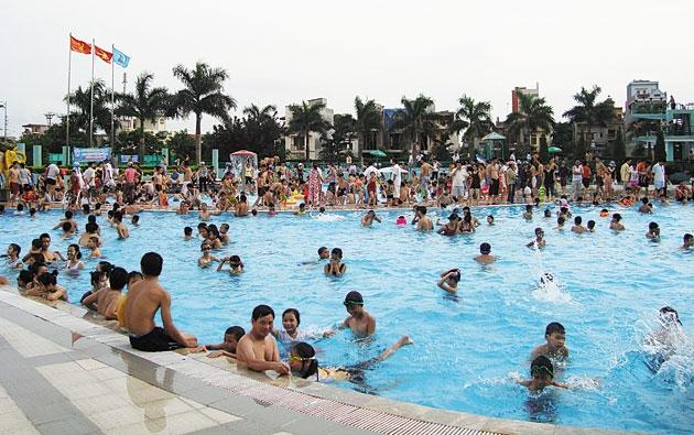 Đi bơi mùa hè, chuyên gia khuyến cáo tránh tác hại khủng khiếp của nước bể bơi - Ảnh 2.