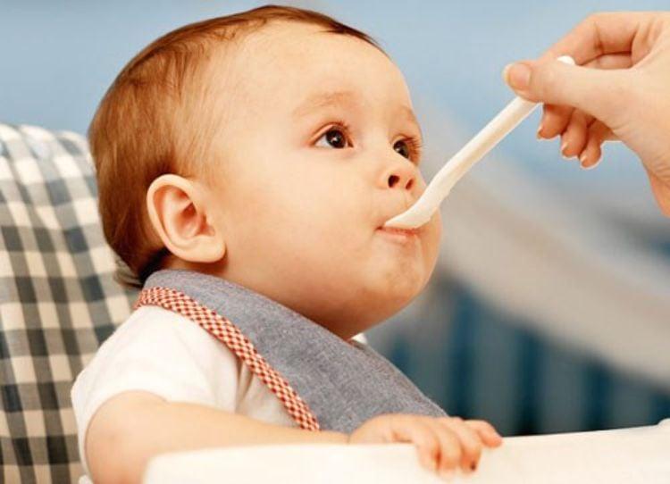 Trẻ bị viêm phổi nên ăn gì, kiêng gì? - Ảnh 1.