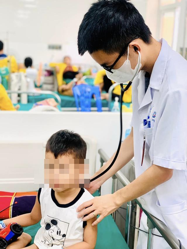 Nghệ An: Cứu sống trẻ ngừng thở, ngừng tim sau đuối nước nhờ kỹ thuật hạ thân nhiệt chỉ huy  - Ảnh 2.