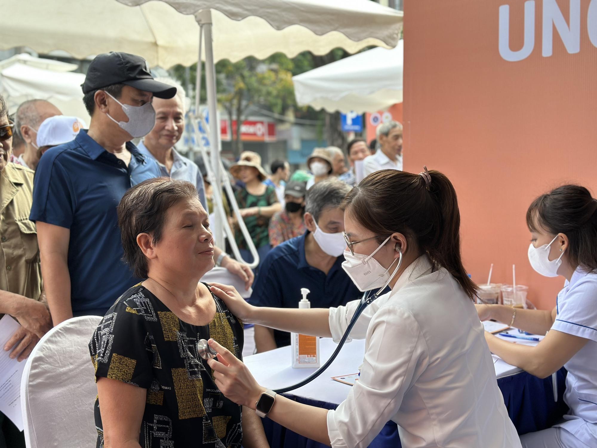Thứ trưởng Bộ Y tế: Thuốc lá là nguyên nhân chiếm đến 90% gây ra ung thư phổi - Ảnh 3.
