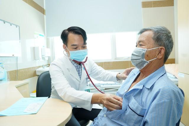 Người hành nghề khám chữa bệnh sẽ đình chỉ, thu hồi giấy phép hành nghề, khi nào? - Ảnh 1.