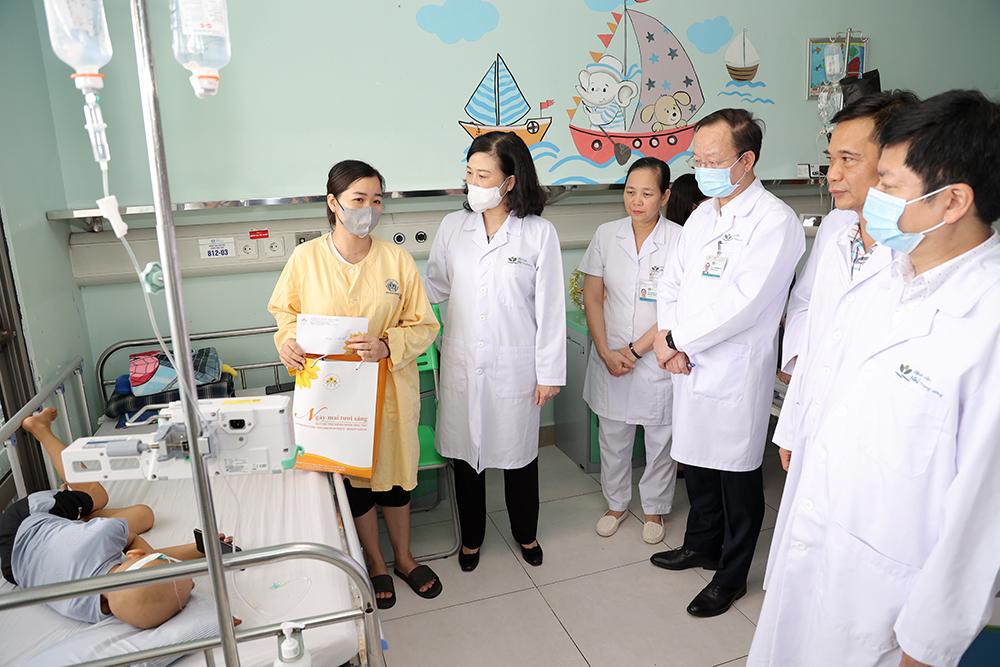 Ngày Tết Trung thu, Bộ trưởng Bộ Y tế Đào Hồng Lan đến thăm, động viên bệnh nhi ung thư   - Ảnh 3.