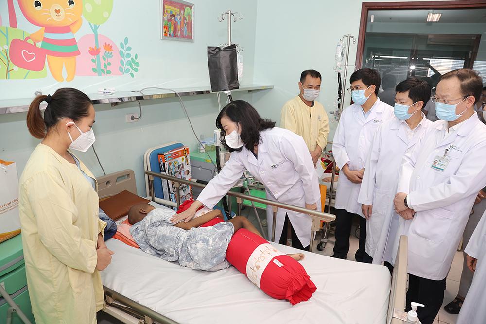 Ngày Tết Trung thu, Bộ trưởng Bộ Y tế Đào Hồng Lan đến thăm, động viên bệnh nhi ung thư   - Ảnh 2.
