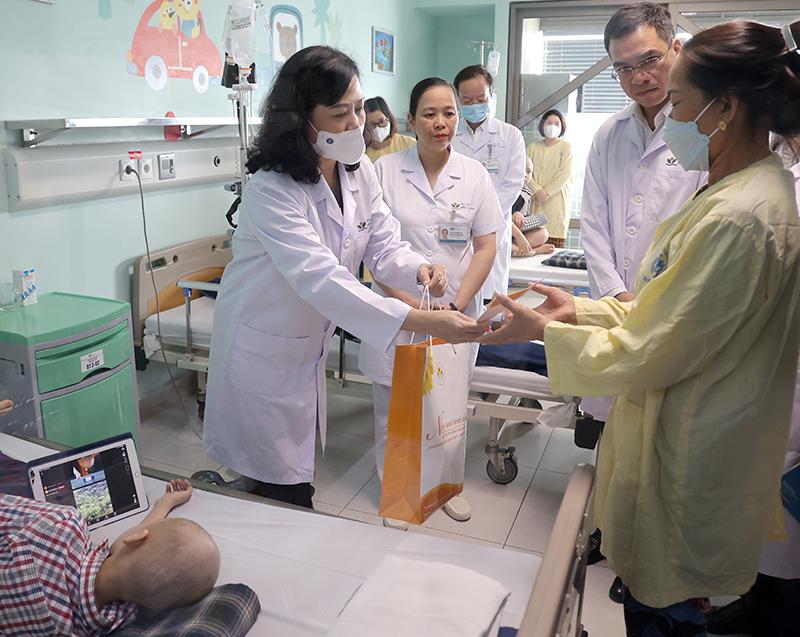 Ngày Tết Trung thu, Bộ trưởng Bộ Y tế Đào Hồng Lan đến thăm, động viên bệnh nhi ung thư   - Ảnh 5.
