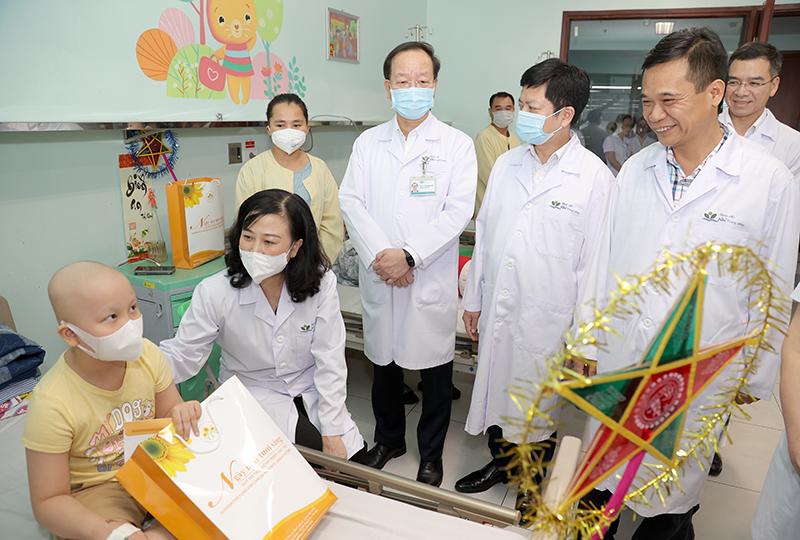 Ngày Tết Trung thu, Bộ trưởng Bộ Y tế Đào Hồng Lan đến thăm, động viên bệnh nhi ung thư   - Ảnh 1.