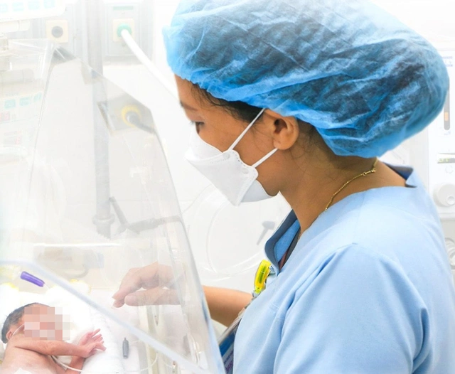 Giành giật sự sống cho bé sơ sinh nặng 500 gram tại Nghệ An