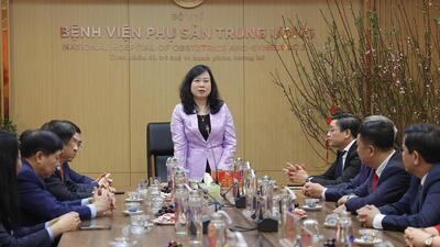 Bộ trưởng Bộ Y tế Đào Hồng Lan thăm, động viên y bác sĩ trực Tết, chúc mừng công dân nhí chào đời đêm Giao thừa