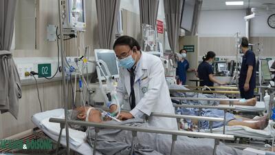 'Cửa ngõ cấp cứu' của Bệnh viện Bạch Mai, bệnh nhân nặng tăng vọt những ngày Tết