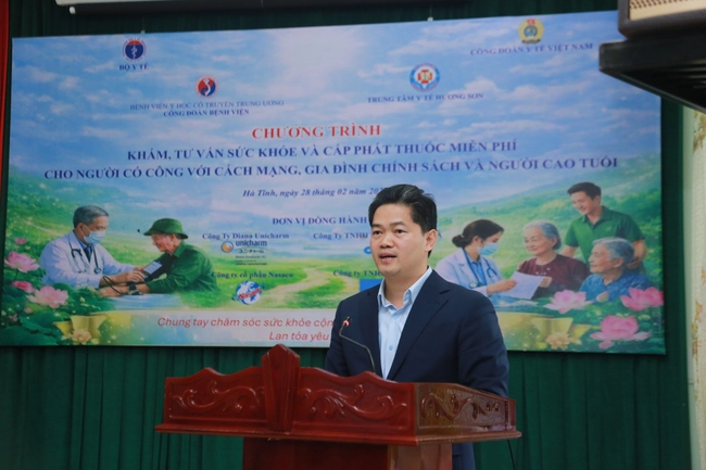 Thứ trưởng Thường trực Bộ Y tế dự chương trình khám bệnh, tặng quà người dân Hà Tĩnh