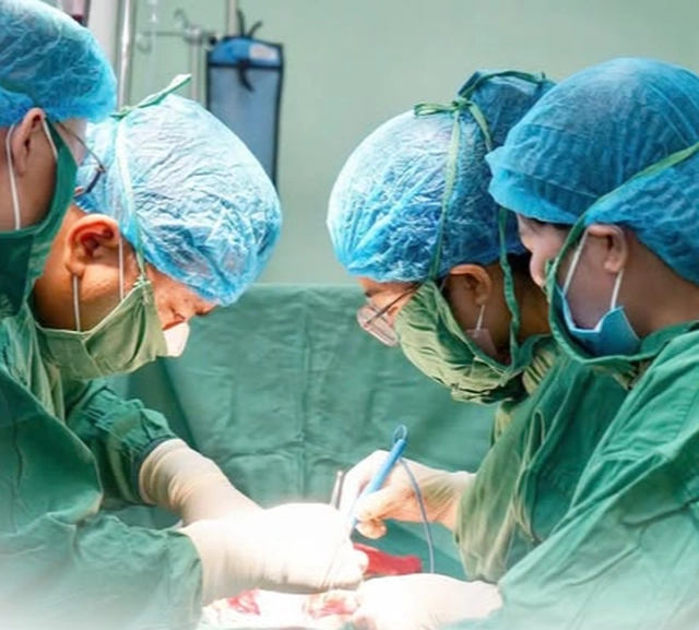 Mổ khẩn trong đêm, giữ tử cung cho sản phụ rau cài răng lược thể Percreta