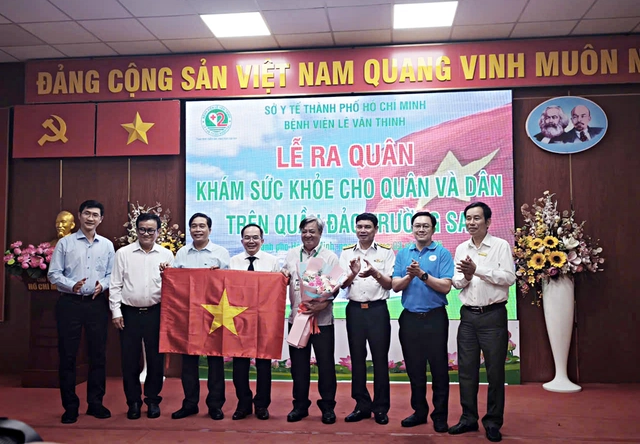 60 ‘chiến sĩ áo trắng’ TPHCM lên đường chăm sóc sức khỏe quân, dân Trường Sa