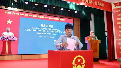 Đưa hòm phiếu tới bệnh viện: Những lá phiếu tín nhiệm từ giường bệnh