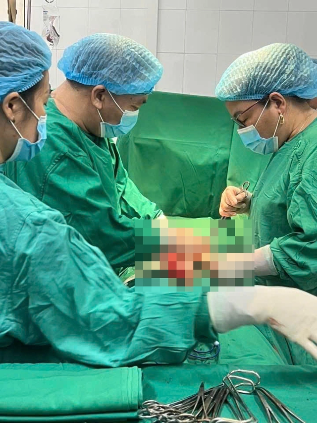 Cứu sống sản phụ người Lào chửa ngoài tử cung bị vỡ