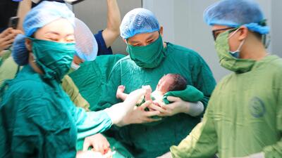 Sản phụ 60 tuổi sinh con khỏe mạnh giữa hành trình đầy thử thách