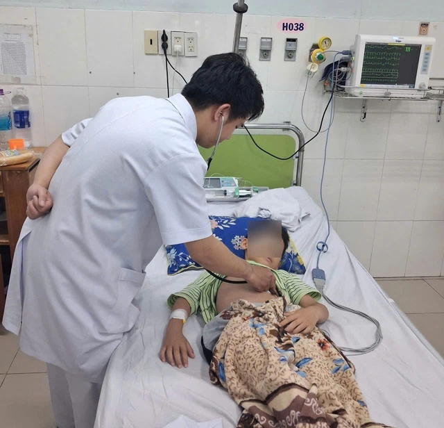 Cứu sống ngoạn mục cháu bé ở Khánh Hòa bị viêm cơ tim tối cấp