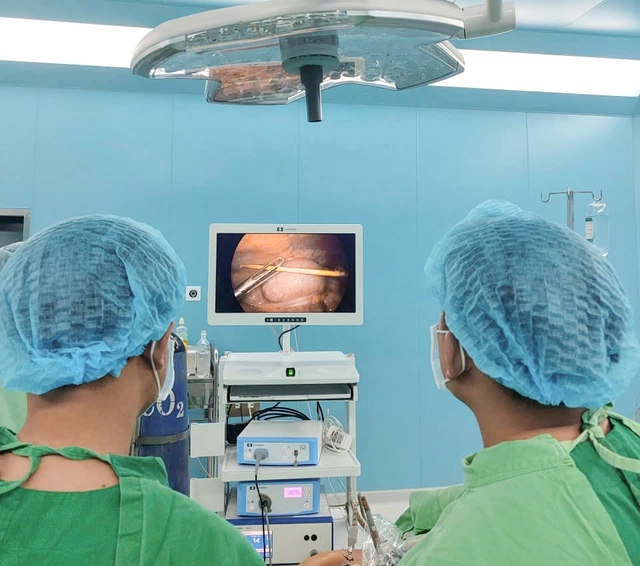 Nuốt tăm không hay biết, người đàn ông 58 tuổi bị thủng đại tràng