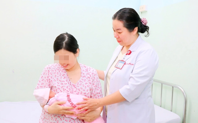 Mổ bắt con và bóc khối u xơ nặng 1,1 kg để cứu mẹ con thai phụ