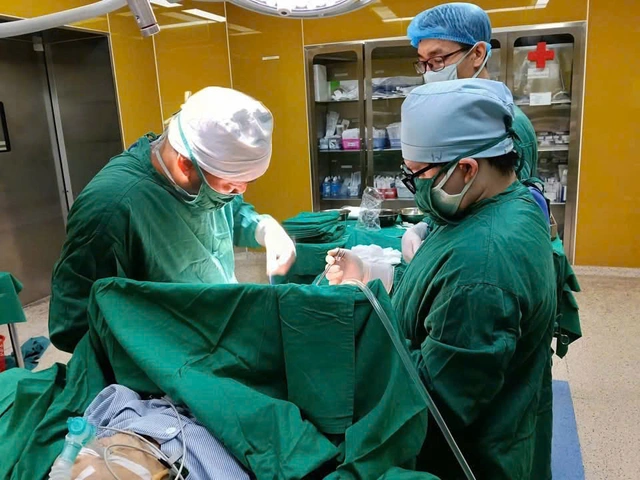 Cứu sống người đàn ông bị thủng đường tiêu hóa nhiều lần ở Quảng Ninh