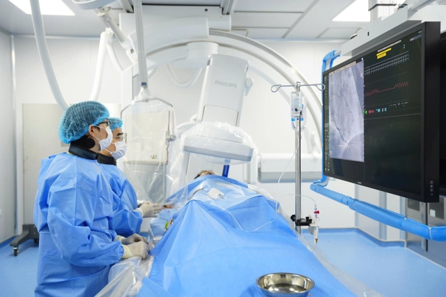 Cứu sống du khách Pháp bị nhồi máu cơ tim khi đang du lịch tại Quảng Ninh