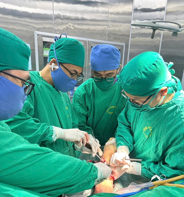 Cánh tay đứt lìa ‘hồi sinh’ sau 6 giờ nghẹt thở trên bàn mổ