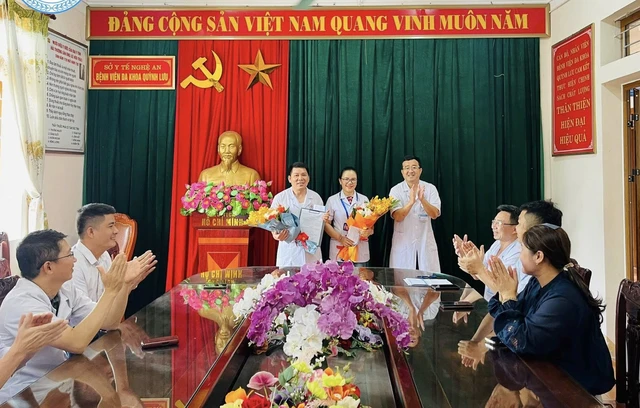 Khen thưởng bác sĩ cứu sống cháu bé ngừng tim tại biển Quỳnh - Nghệ An
