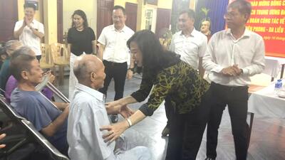 Bộ trưởng Đào Hồng Lan: Sẽ bảo đảm chế độ tốt hơn cho cán bộ y tế điều trị bệnh phong