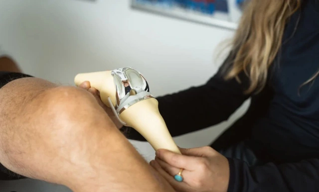 Ai nên thay khớp gối nhân tạo và những bài tập sau khi thay