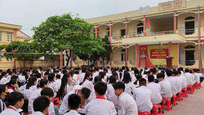 Truyền thông về sức khỏe sinh sản vị thành niên cho hơn 300 học sinh