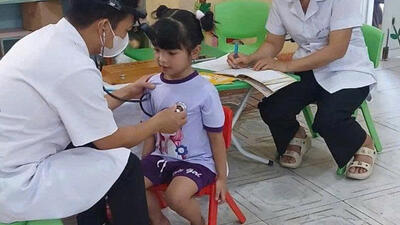124 trẻ em trường mầm non Hoàng Hanh được  khám sức khoẻ cuối năm học