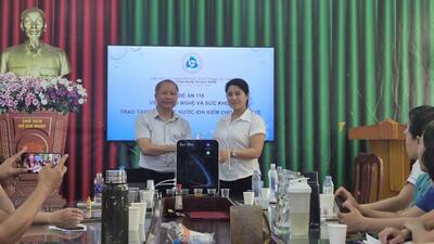 Trao tặng máy lọc nước ion kiềm Hydrogen cho trạm y tế xã Văn Giang