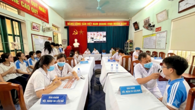 Trạm Y tế phường Vũ Phúc tổ chức khám sức khỏe định kỳ cho học sinh từ 6–18 tuổi