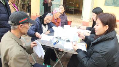 Hơn 800 người cao tuổi được khám, tư vấn phòng các bệnh về mắt