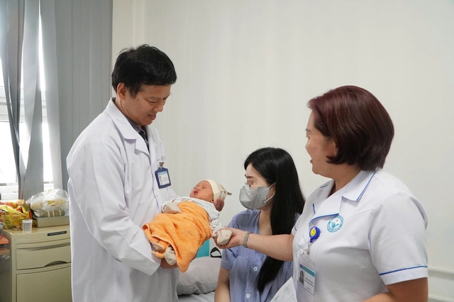 Bác sĩ trực tiếp hiến máu cứu sản phụ băng huyết nguy kịch