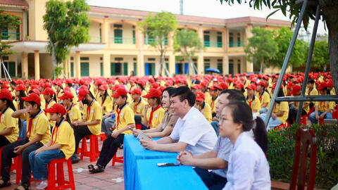 Bệnh viện Mắt Thái Bình tỉnh Hưng Yên tổ chức khám và tư vấn thị lực cho học sinh trường Trần Lãm
