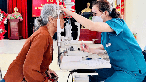 Khám, tư vấn mắt miễn phí cho hơn 200 người cao tuổi