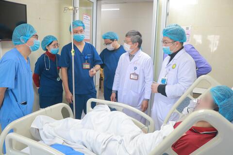 Bộ Y tế yêu cầu tập trung điều trị tốt nhất nạn nhân bị thương trong vụ cháy ở phố Trần Cung