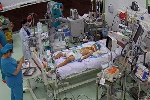 Cứu sống bé trai 7 tuổi đột ngột ngất xỉu, ngưng tim do viêm cơ tim tối cấp