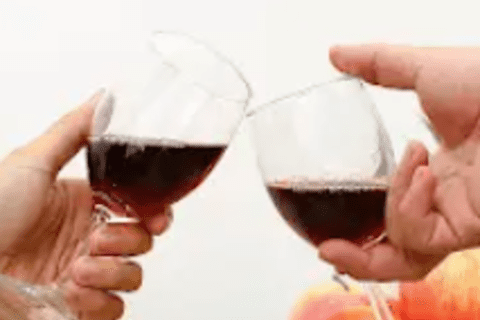 Rượu bia ngày Tết: Nguy cơ tiềm ẩn với người đang dùng thuốc điều trị bệnh mạn tính