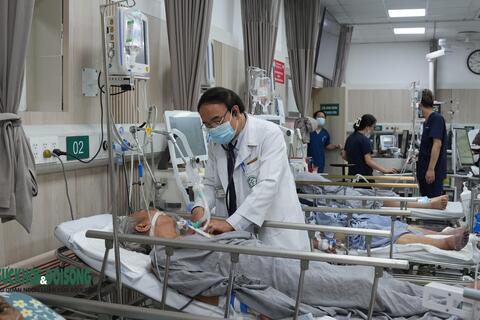 'Cửa ngõ cấp cứu' của Bệnh viện Bạch Mai, bệnh nhân nặng tăng vọt những ngày Tết