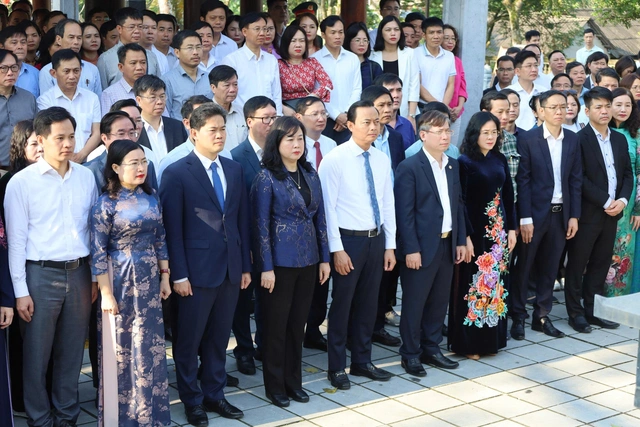 Bộ trưởng Bộ Y tế dâng hương tưởng niệm Đại danh y Hải Thượng Lãn Ông Lê Hữu Trác