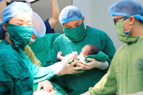 Sản phụ 60 tuổi sinh con khỏe mạnh giữa hành trình đầy thử thách